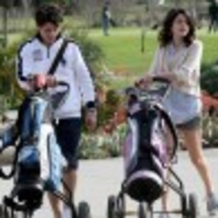 selena gomez nick jonas 2 9797 - poze cu selena si nick la golf