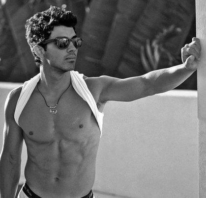 joe-jonas-15512439843