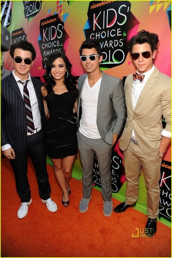 Joe-Jonas-Demi-Lovato-Kids-Choice-Awards-2010-joe-jonas-11135815-816-1222 - JONAS BROTHERS 2010