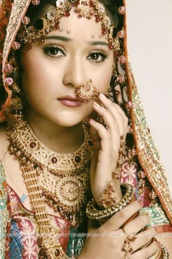 33259-sara-khan-as-sadhana-in-wedding-dress-in-sapna-babul-ka-bidaai - Bidaai