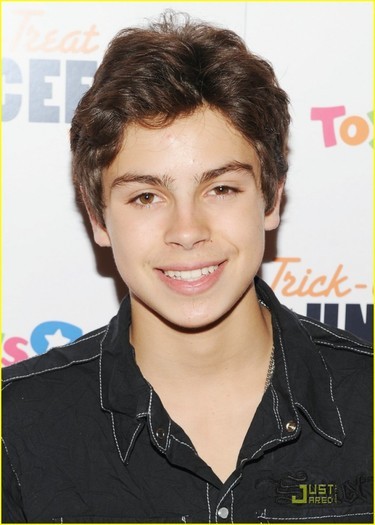 Jake T Austin (32)