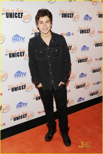 Jake T Austin (33)