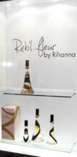 desc?rcare-148x3001 - Rihanna isi Lanseaza Propriul Parfum