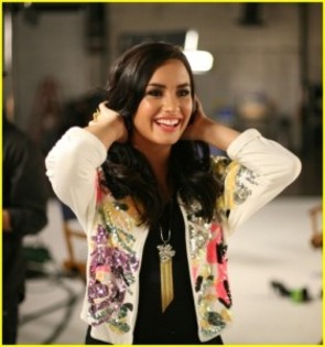 demi-lovato-top-model-01-281x300 - Poze Demi Lovato la American s Next Top Model