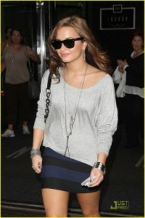 demi-lovato-leaves-hotel-nyc-05-200x300 - Demi Lovato Nu doreste Sa Colaboreze Cu Selena Gomez