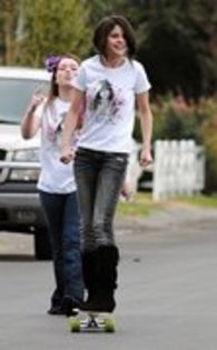 21440622_RTRHTDSJH - Selena Gomez cu skatebordul