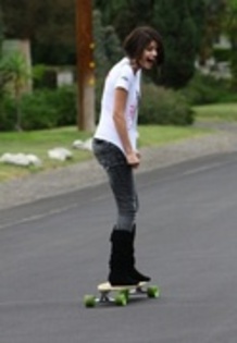 21440653_OBEDJDTMA - Selena Gomez cu skatebordul