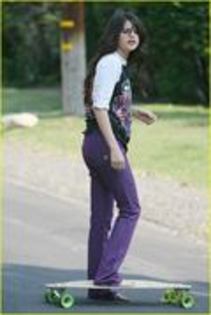 21440721_KRDGVBXFF - Selena Gomez cu skatebordul