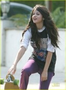 21440751_XGIDLBFFQ - Selena Gomez cu skatebordul