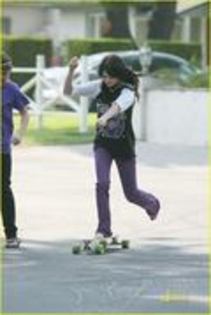 21440784_YKKXXQRTI - Selena Gomez cu skatebordul