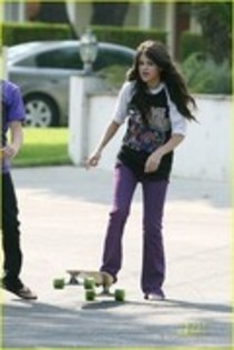21440809_QOAXSEKCI - Selena Gomez cu skatebordul