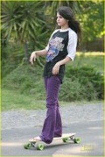 21440833_MOQGDMEDD - Selena Gomez cu skatebordul