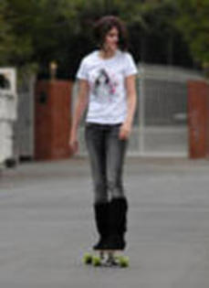 21440848_NDGPAMYDX - Selena Gomez cu skatebordul