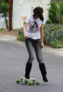 21440854_AJCRWRHCU - Selena Gomez cu skatebordul