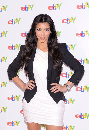 Kim+Kardashian+Long+Hairstyles+Long+Center+Part+mctHkyPMZtil