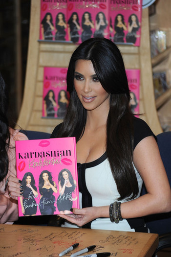 Kim+Kardashian+Nails+Dark+Nail+Polish+yxzy-n3awbkl