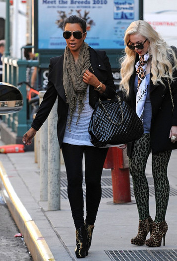Kim+Kardashian+Scarves+Pashmina+9xK5FrokCY7l