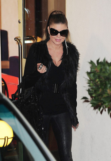 Fergie+Novelty+Sunglasses+Oversized+Sunglasses+HT4XtEuPSEjl