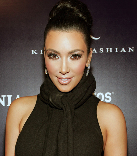 Kim+Kardashian+Updos+Classic+Bun+KzsBnakj1pPl