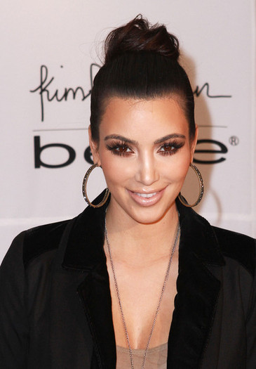 Kim+Kardashian+Updos+Classic+Bun+vBxZE8D1C21l