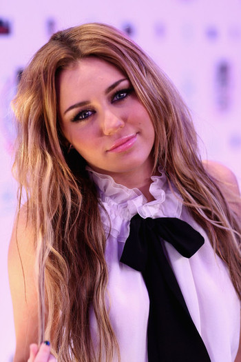 Miley+Cyrus+MTV+Europe+Music+Awards+2010+Arrivals+fHgd3HGJu9xl - Make up-actress