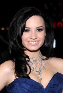 Demi Lovato - Vedetele Iubesc Machiajul Natural