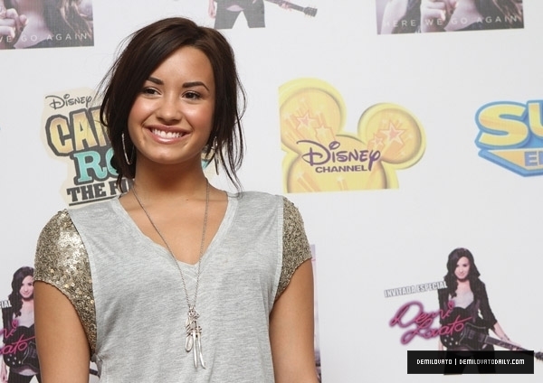 Press-Conference-Sonny-With-A-Chance-in-Mexico-City-October-24th-2010-demi-lovato-16521339-600-424 - Demi Lovato Efect push-up