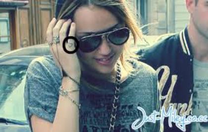 images (12) - Miley Cyrus Tatuaj Inimioara