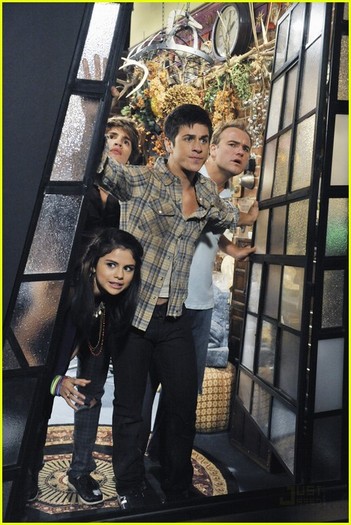 selena-gomez-wizards-season-four-03