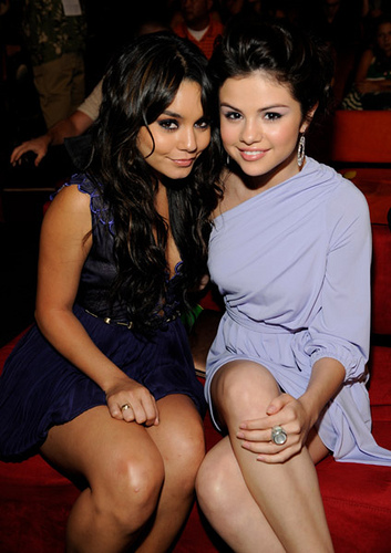 Vanessa-And-Selena-Teen-Choice-Awards - care sunt cele mai frumoase bune prietene