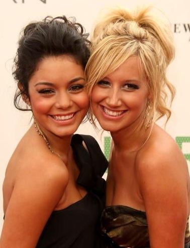 ashley-tisdale-and-vanessa-hudgens - care sunt cele mai frumoase bune prietene