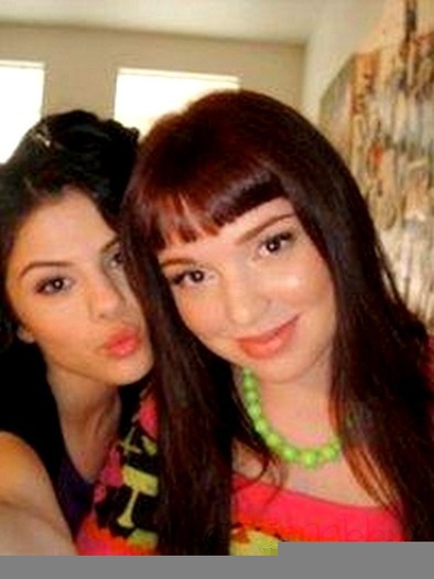 Selena-Gomez-Jennifer-Stone-selena-gomez-13637016-500-667 - poze rare cu SELENA GOMEZ