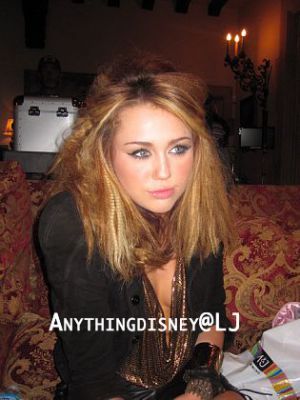 normal_miley-thanksgiving_(4).png - Milus Cyrus Alte Poze-00