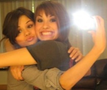  - Demi Lovato si Selena Gomez
