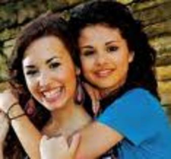  - Demi Lovato si Selena Gomez