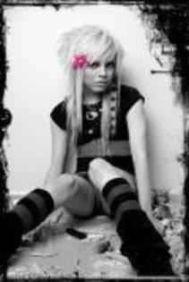 23579726_WVBJIJJXM - emo girl