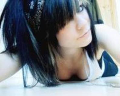 23593185_MQGIJCDFB - emo girl