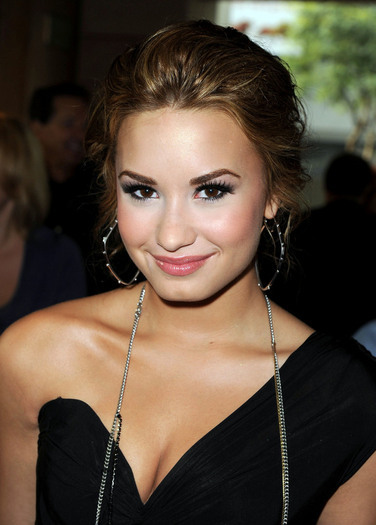 Demi at AMA 2010 (1) - Demi at AMA 2010