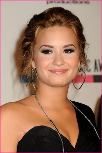 Demi at AMA 2010 (3) - Demi at AMA 2010