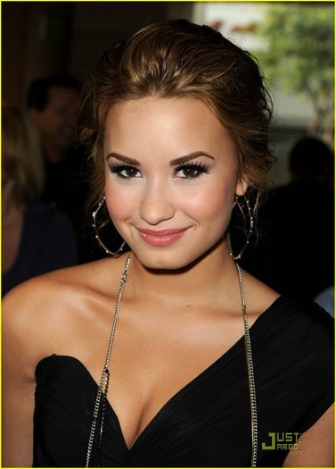 Demi at AMA 2010 (7) - Demi at AMA 2010