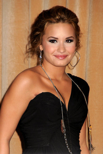 Demi at AMA 2010 (8) - Demi at AMA 2010