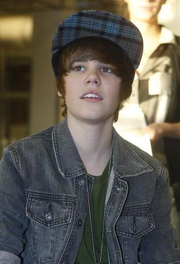 justin-bieber-710362l