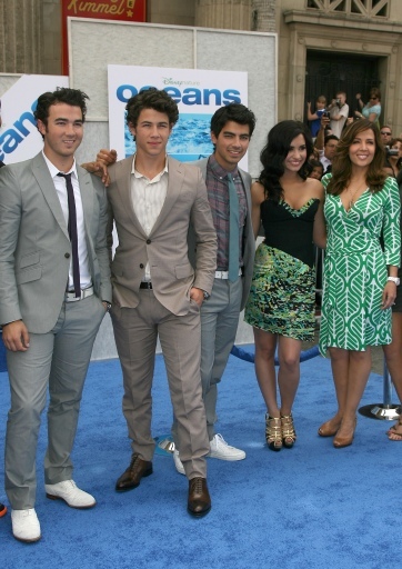 Demi & Jonas (1)