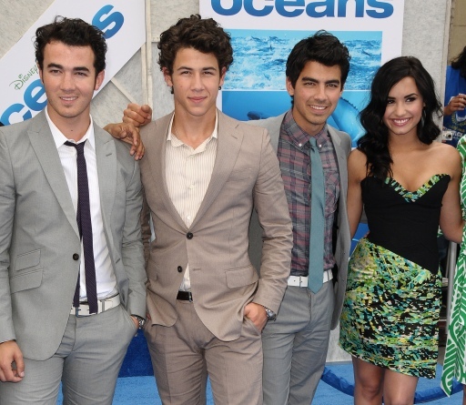 Demi & Jonas (7)