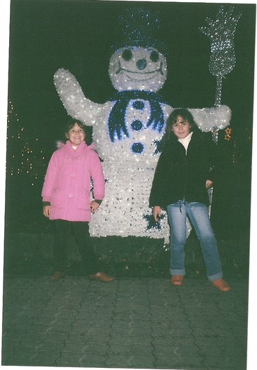 eu cu viky langa omul de zapada