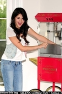 20519627_BYNLIGJIE - Selena Gomez-sedinta photo40