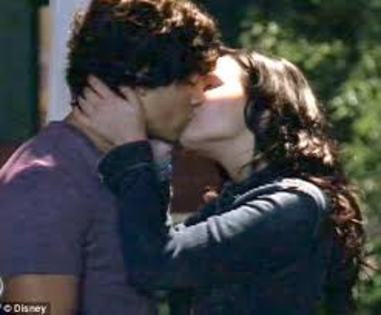 Joe Jonas - OoO-Demi kissing