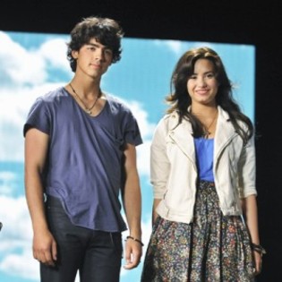 demi-lovato-joe-jonas-300x300 - Demi Lovato and Joe Jonas