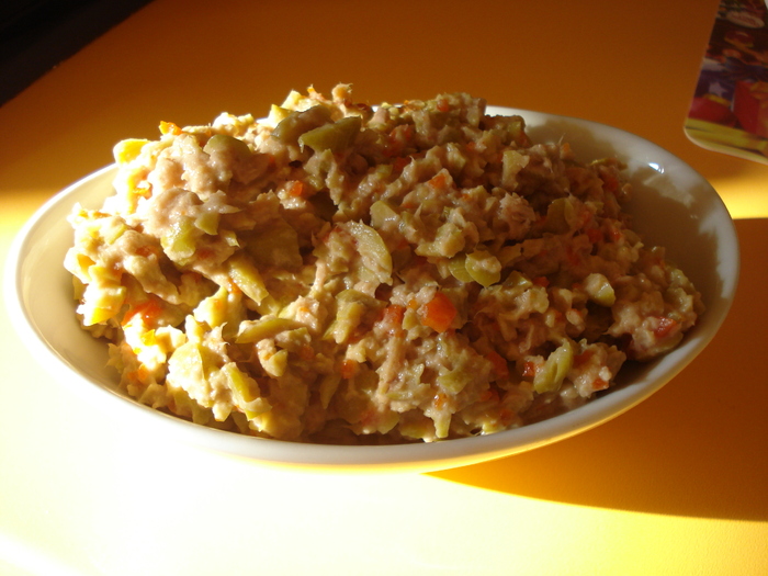 PUNEM IN ROBOT MASLINELE SI CONSERVA DE TON