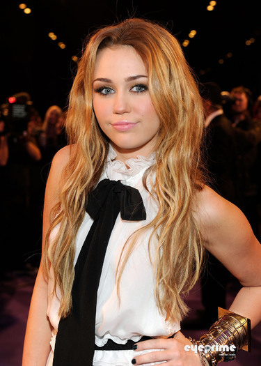 Miley at EMAs 2010 (21)